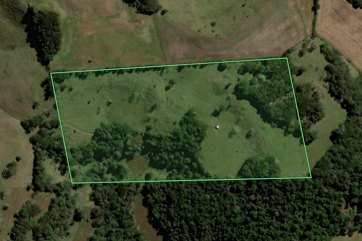 Imagem de satélite do imóvel rural em Galvão (SC), com o contorno declarado no CAR desenhado por cima.
