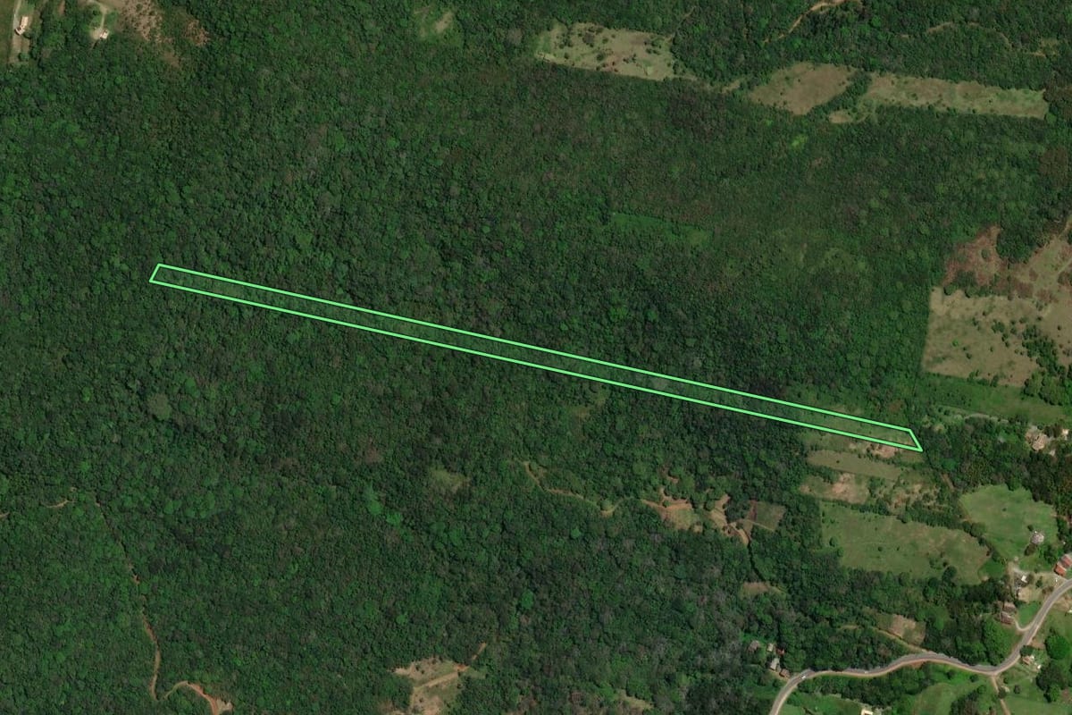 Imagem de satélite do imóvel rural em Garopaba (SC), com o contorno declarado no CAR desenhado por cima.