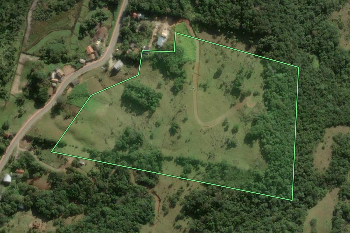Imagem de satélite do imóvel rural em Garopaba (SC), com o contorno declarado no CAR desenhado por cima.