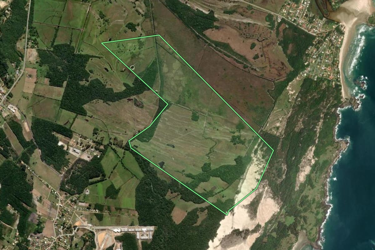 Imagem de satélite do imóvel rural em Garopaba (SC), com o contorno declarado no CAR desenhado por cima.