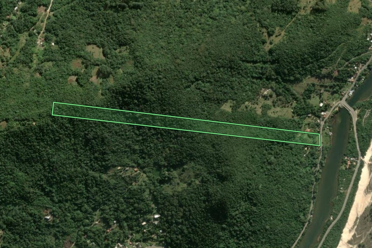 Imagem de satélite do imóvel rural em Garopaba (SC), com o contorno declarado no CAR desenhado por cima.