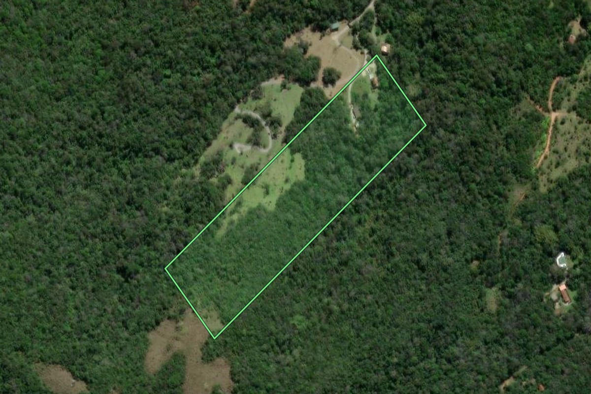Imagem de satélite do imóvel rural em Garopaba (SC), com o contorno declarado no CAR desenhado por cima.