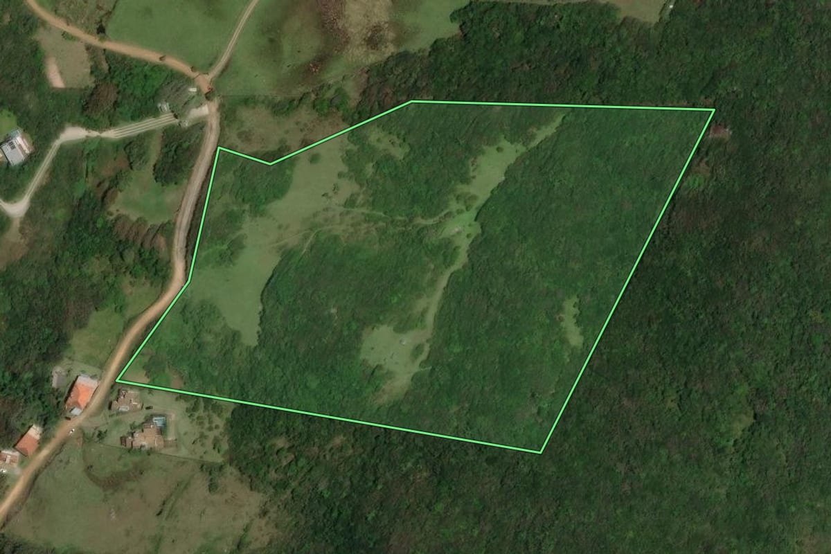 Imagem de satélite do imóvel rural em Garopaba (SC), com o contorno declarado no CAR desenhado por cima.