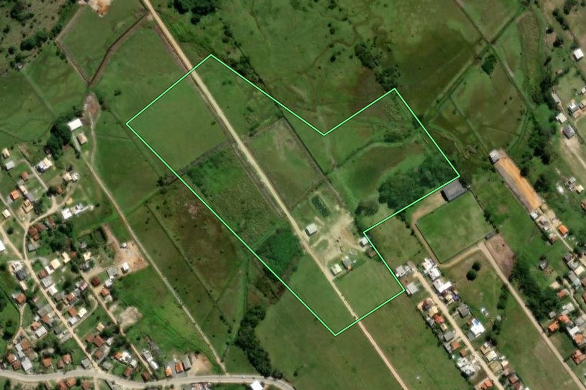 Imagem de satélite do imóvel rural em Garopaba (SC), com o contorno declarado no CAR desenhado por cima.