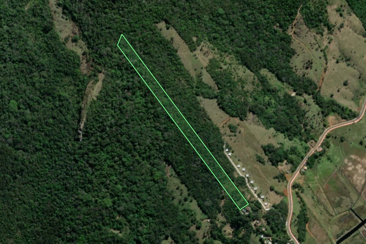 Imagem de satélite do imóvel rural em Garopaba (SC), com o contorno declarado no CAR desenhado por cima.