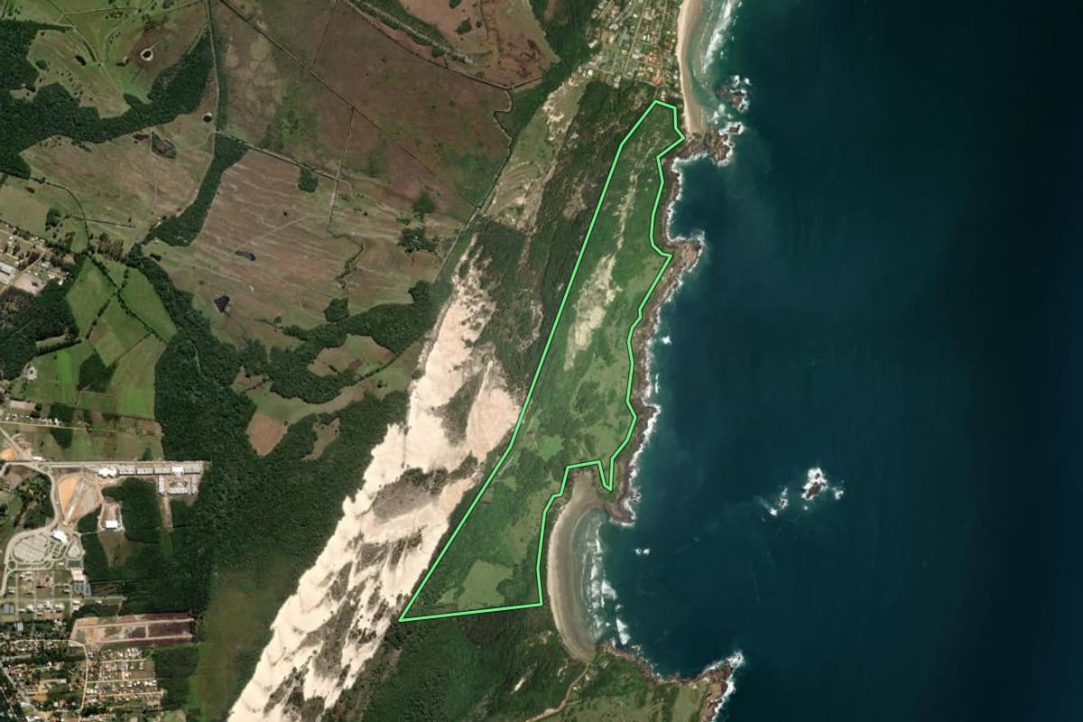 Imagem de satélite do imóvel rural em Garopaba (SC), com o contorno declarado no CAR desenhado por cima.