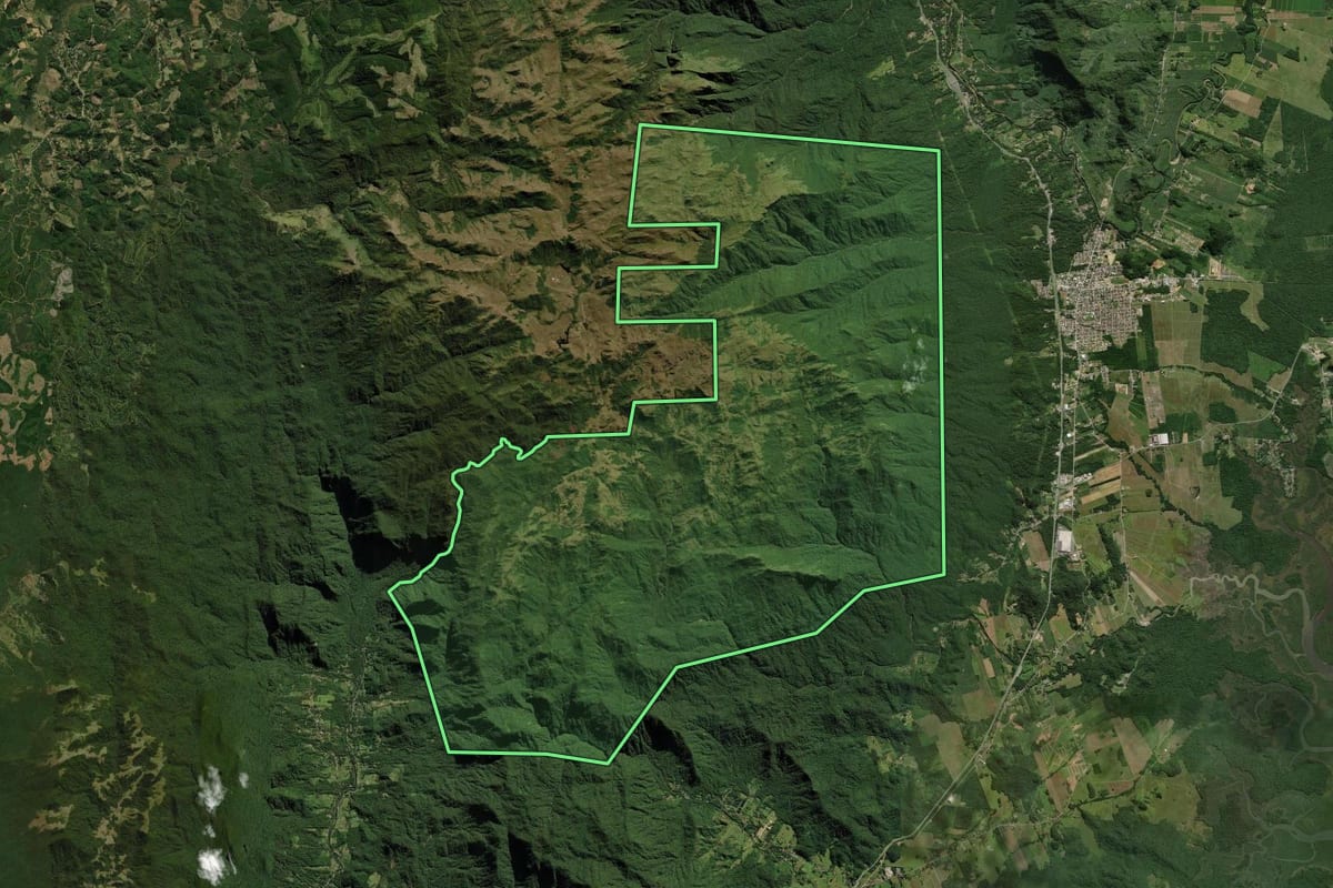Imagem de satélite do imóvel rural em Garuva (SC), com o contorno declarado no CAR desenhado por cima.