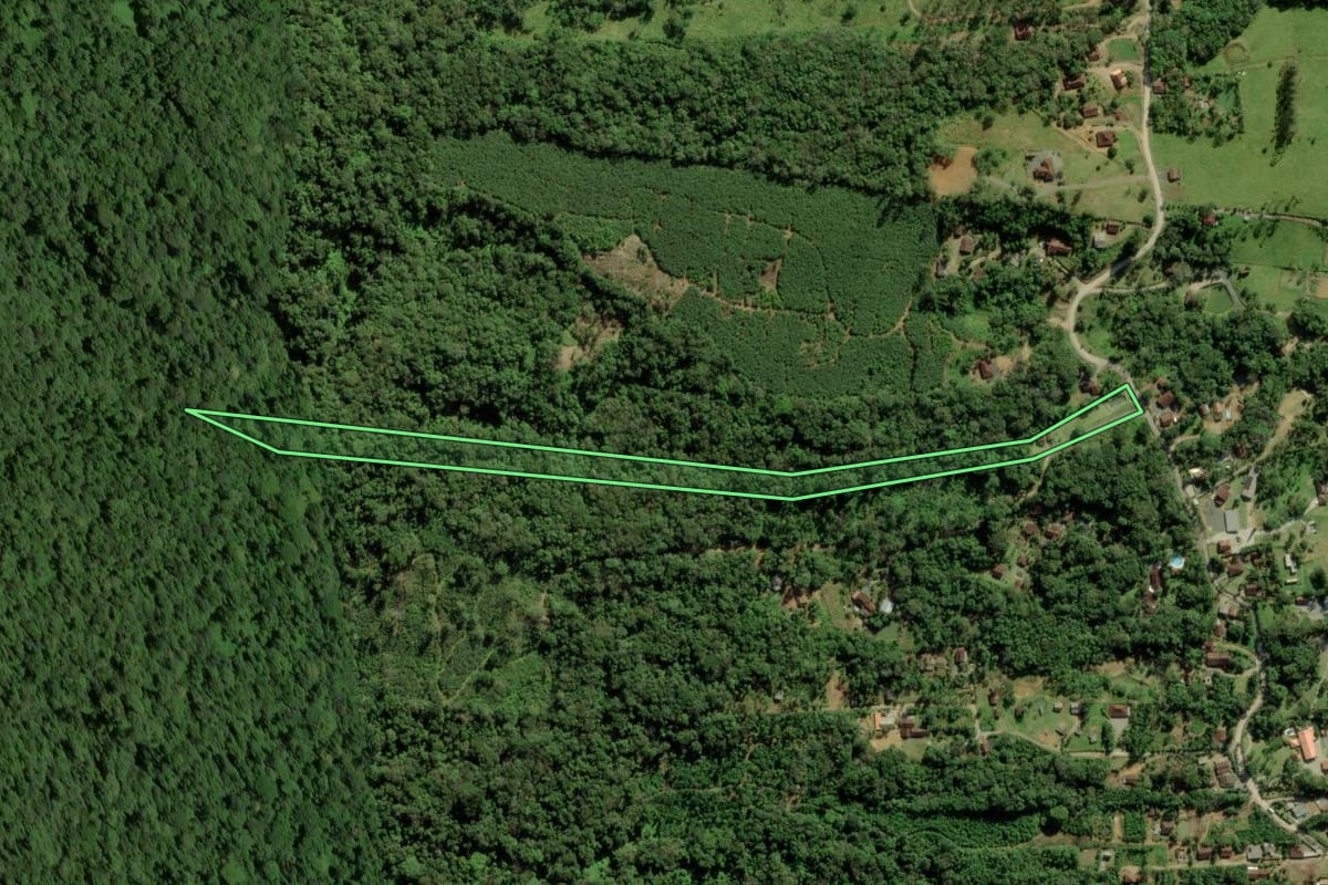 Imagem de satélite do imóvel rural em Garuva (SC), com o contorno declarado no CAR desenhado por cima.