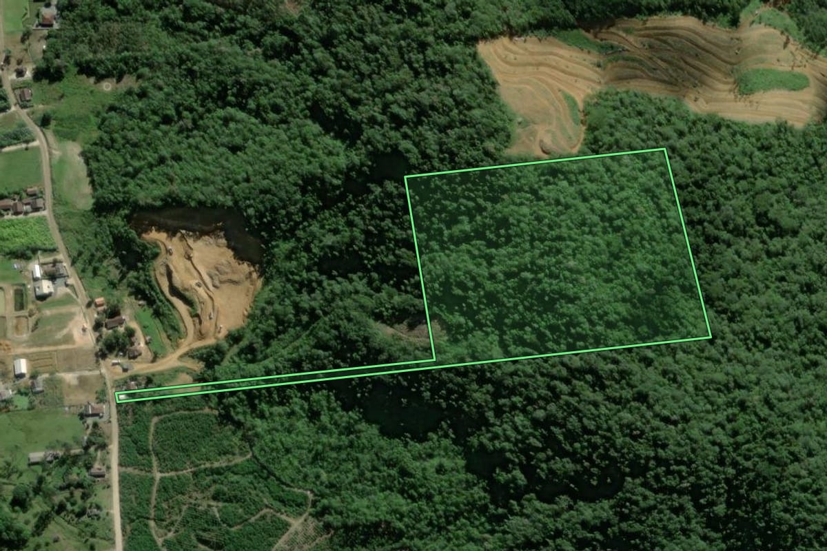 Imagem de satélite do imóvel rural em Garuva (SC), com o contorno declarado no CAR desenhado por cima.
