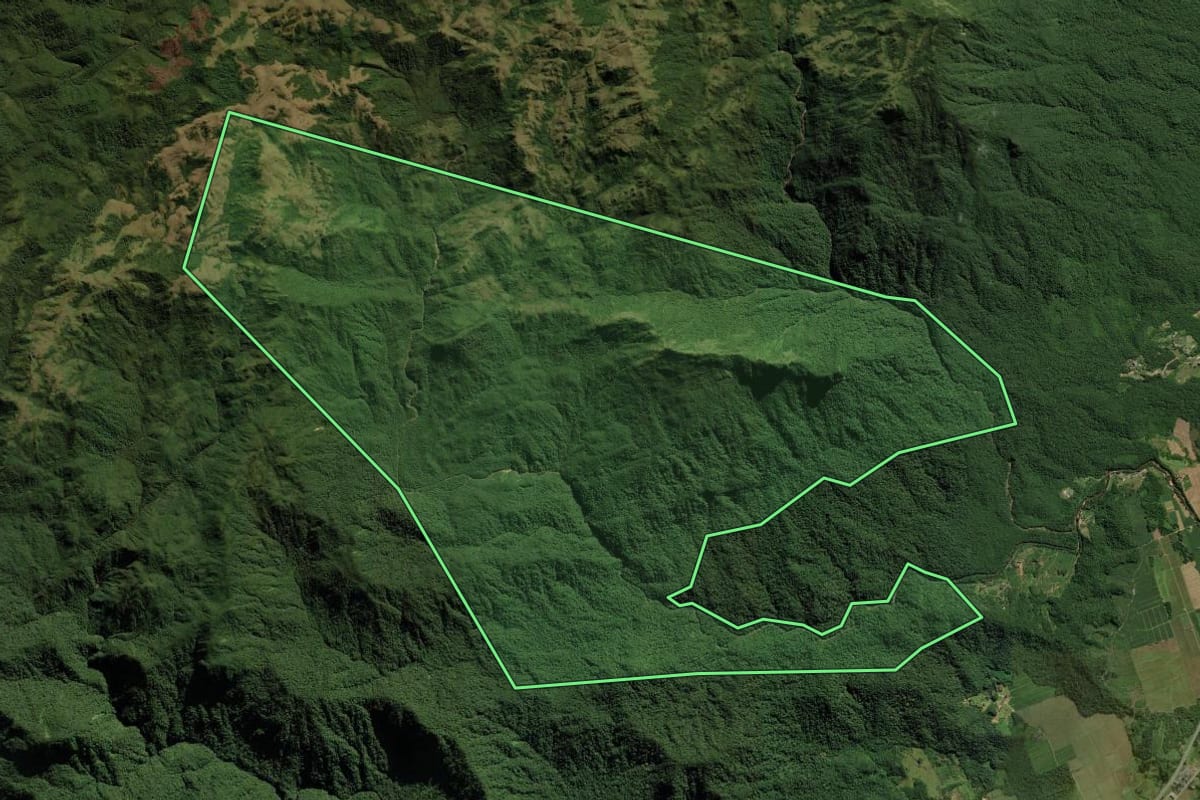 Imagem de satélite do imóvel rural em Garuva (SC), com o contorno declarado no CAR desenhado por cima.