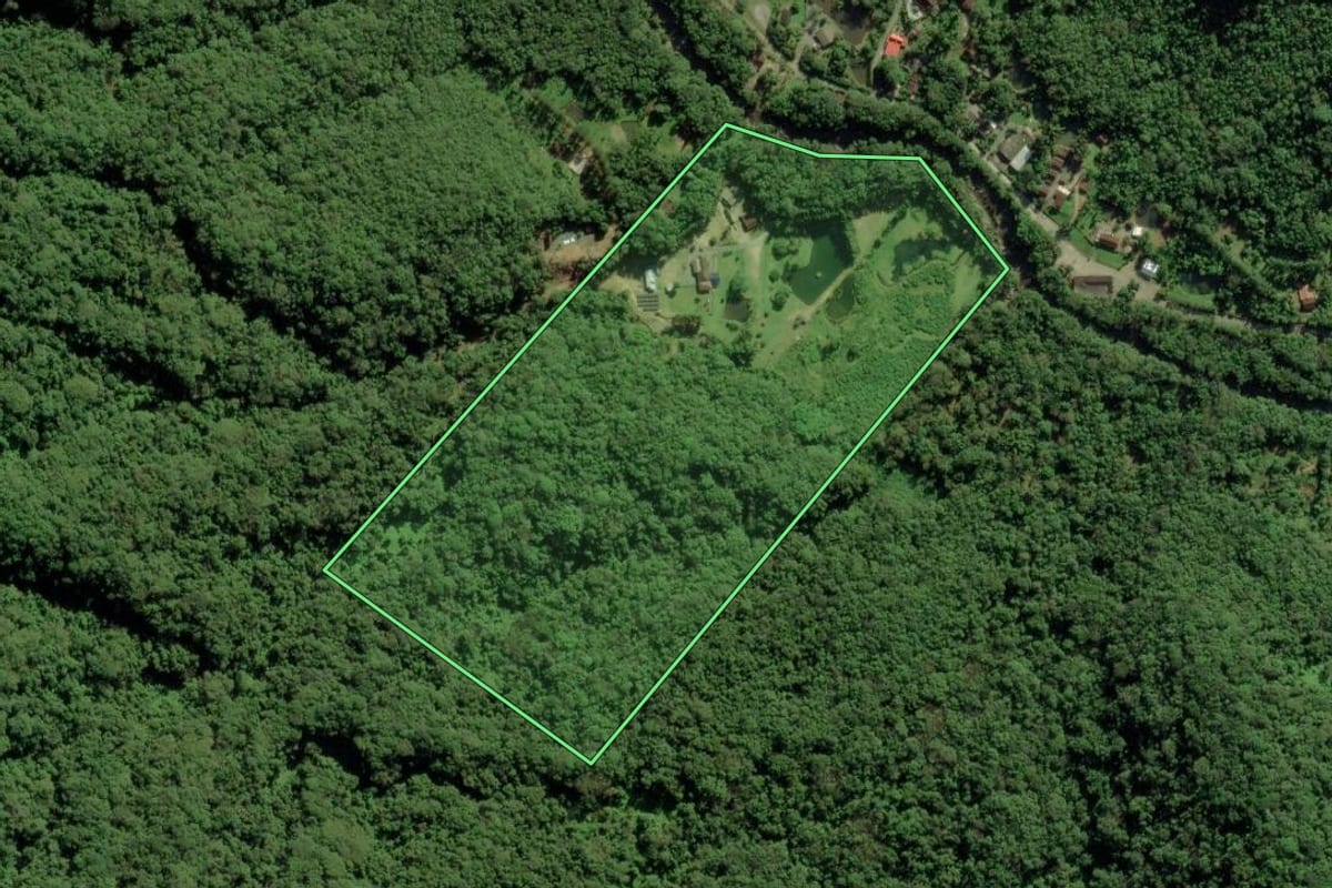 Imagem de satélite do imóvel rural em Garuva (SC), com o contorno declarado no CAR desenhado por cima.