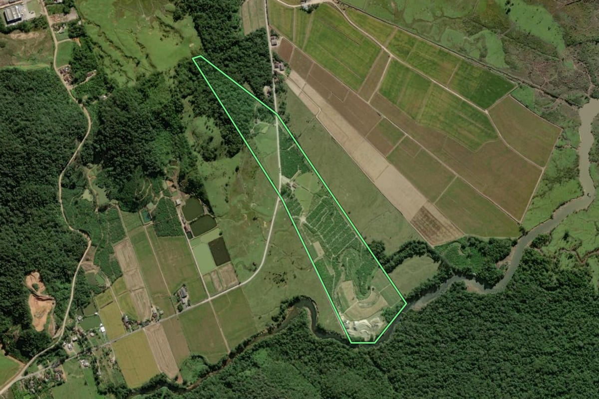 Imagem de satélite do imóvel rural em Garuva (SC), com o contorno declarado no CAR desenhado por cima.