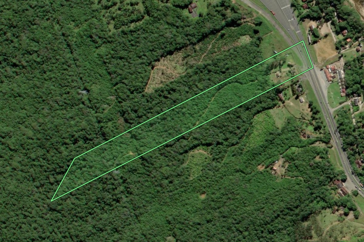 Imagem de satélite do imóvel rural em Garuva (SC), com o contorno declarado no CAR desenhado por cima.