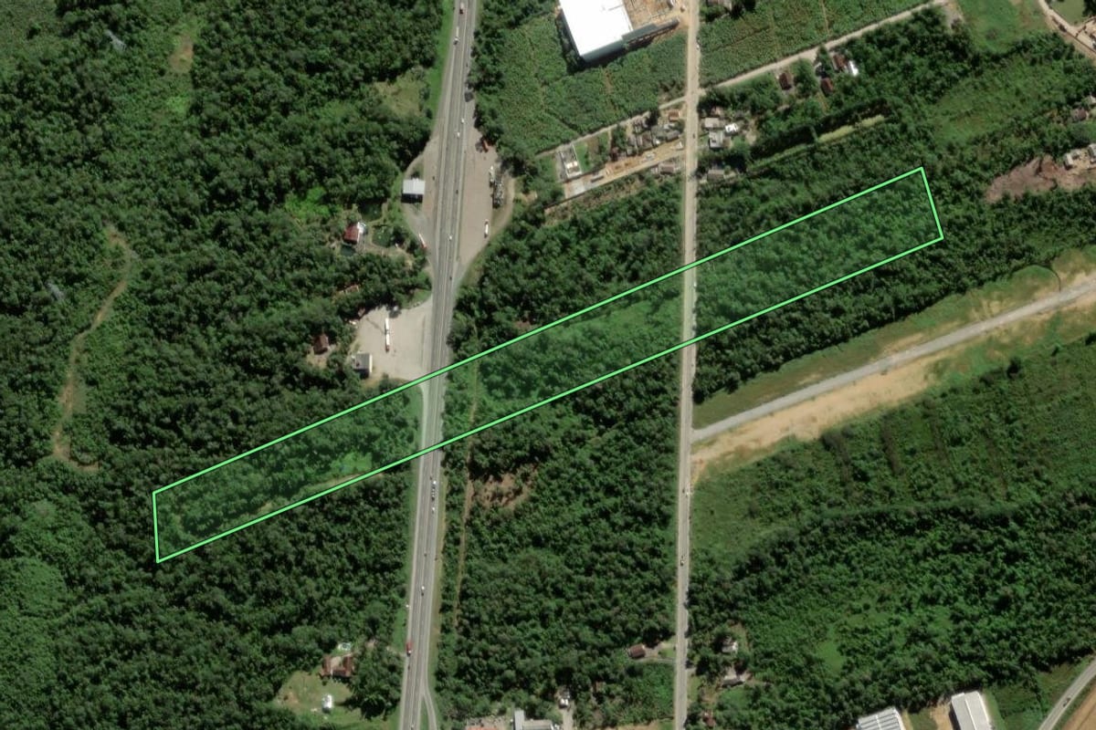 Imagem de satélite do imóvel rural em Garuva (SC), com o contorno declarado no CAR desenhado por cima.