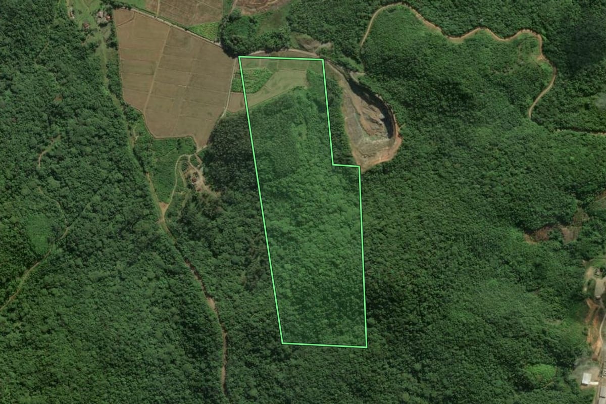 Imagem de satélite do imóvel rural em Garuva (SC), com o contorno declarado no CAR desenhado por cima.