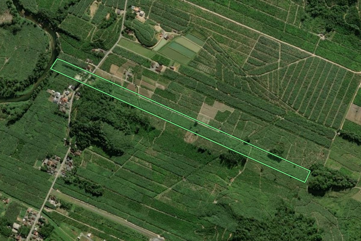 Imagem de satélite do imóvel rural em Garuva (SC), com o contorno declarado no CAR desenhado por cima.