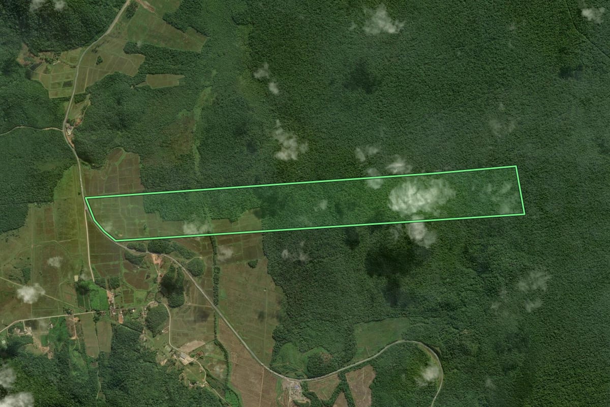 Imagem de satélite do imóvel rural em Garuva (SC), com o contorno declarado no CAR desenhado por cima.