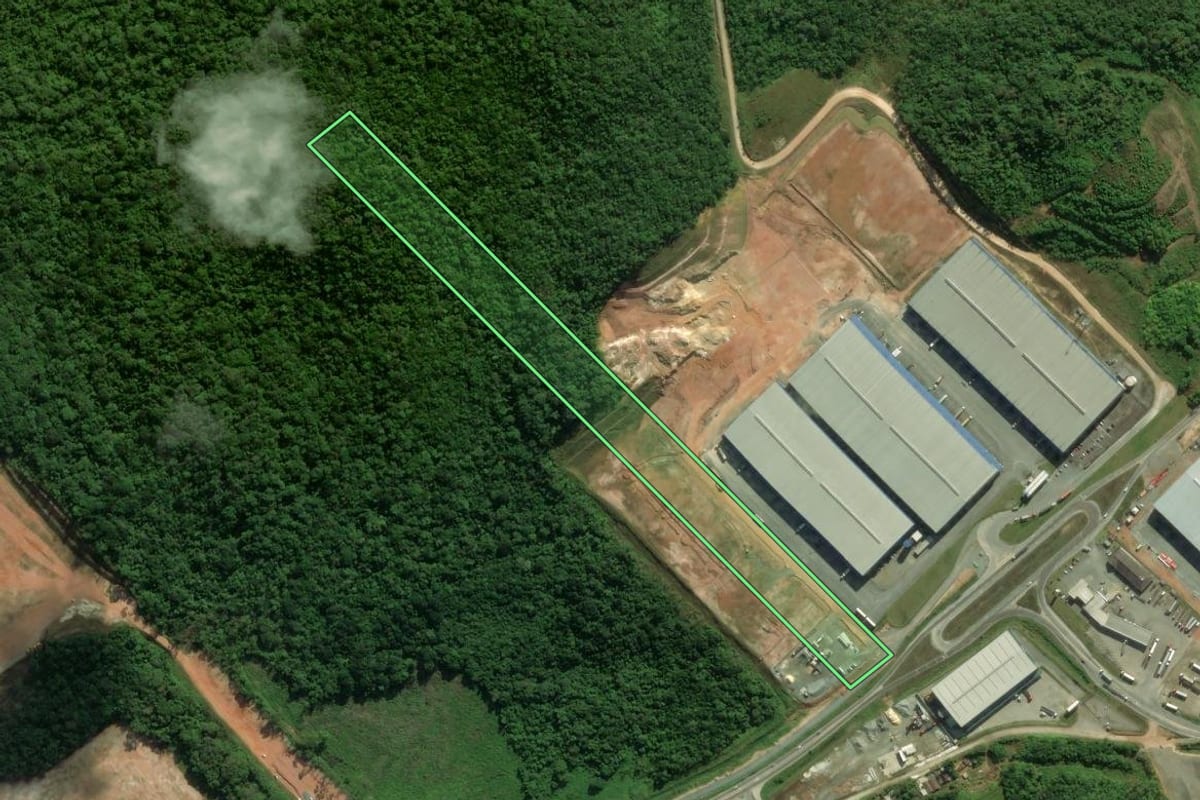 Imagem de satélite do imóvel rural em Garuva (SC), com o contorno declarado no CAR desenhado por cima.