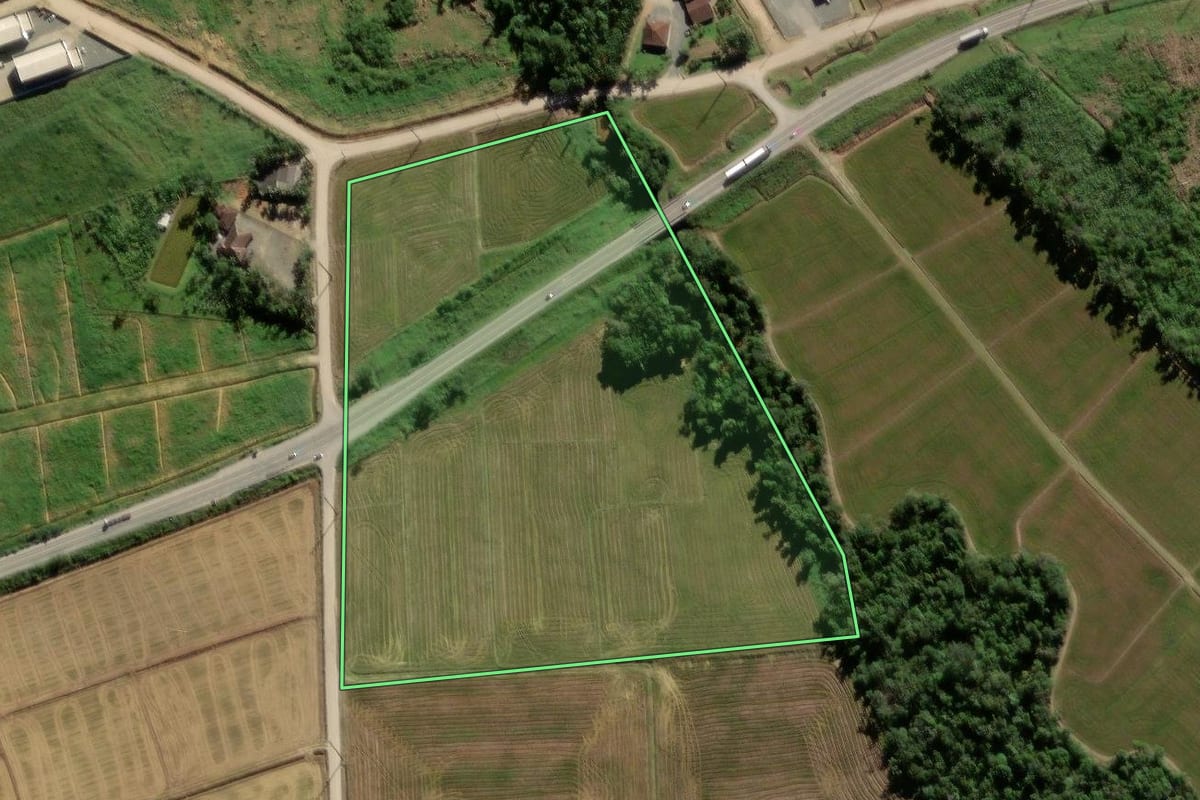Imagem de satélite do imóvel rural em Garuva (SC), com o contorno declarado no CAR desenhado por cima.