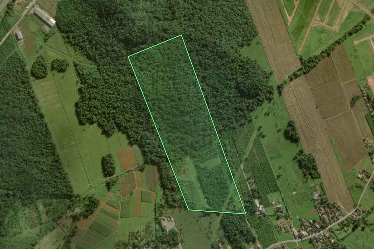 Imagem de satélite do imóvel rural em Garuva (SC), com o contorno declarado no CAR desenhado por cima.