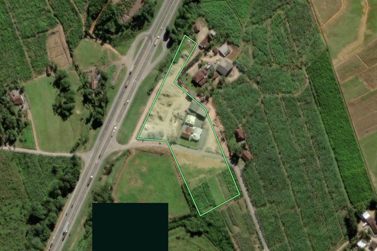 Imagem de satélite do imóvel rural em Garuva (SC), com o contorno declarado no CAR desenhado por cima.
