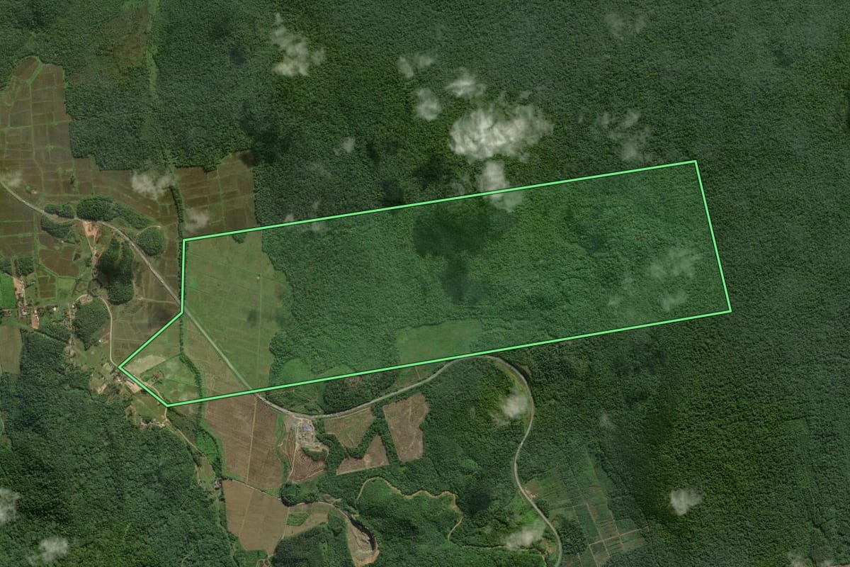 Imagem de satélite do imóvel rural em Garuva (SC), com o contorno declarado no CAR desenhado por cima.