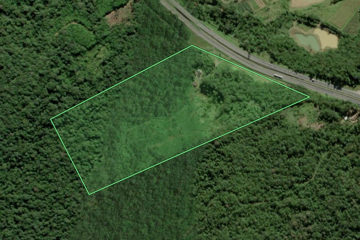 Imagem de satélite do imóvel rural em Garuva (SC), com o contorno declarado no CAR desenhado por cima.