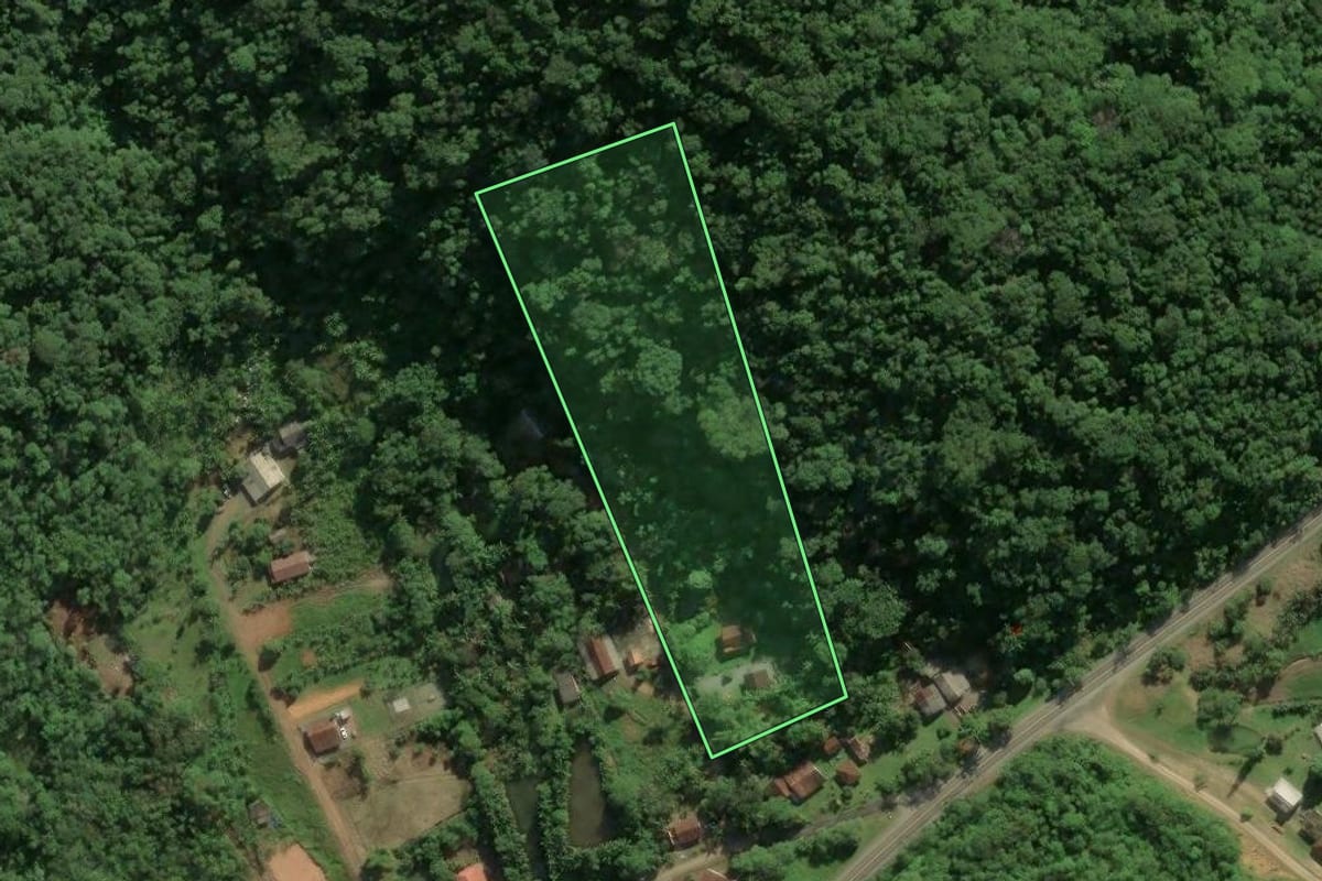 Imagem de satélite do imóvel rural em Garuva (SC), com o contorno declarado no CAR desenhado por cima.