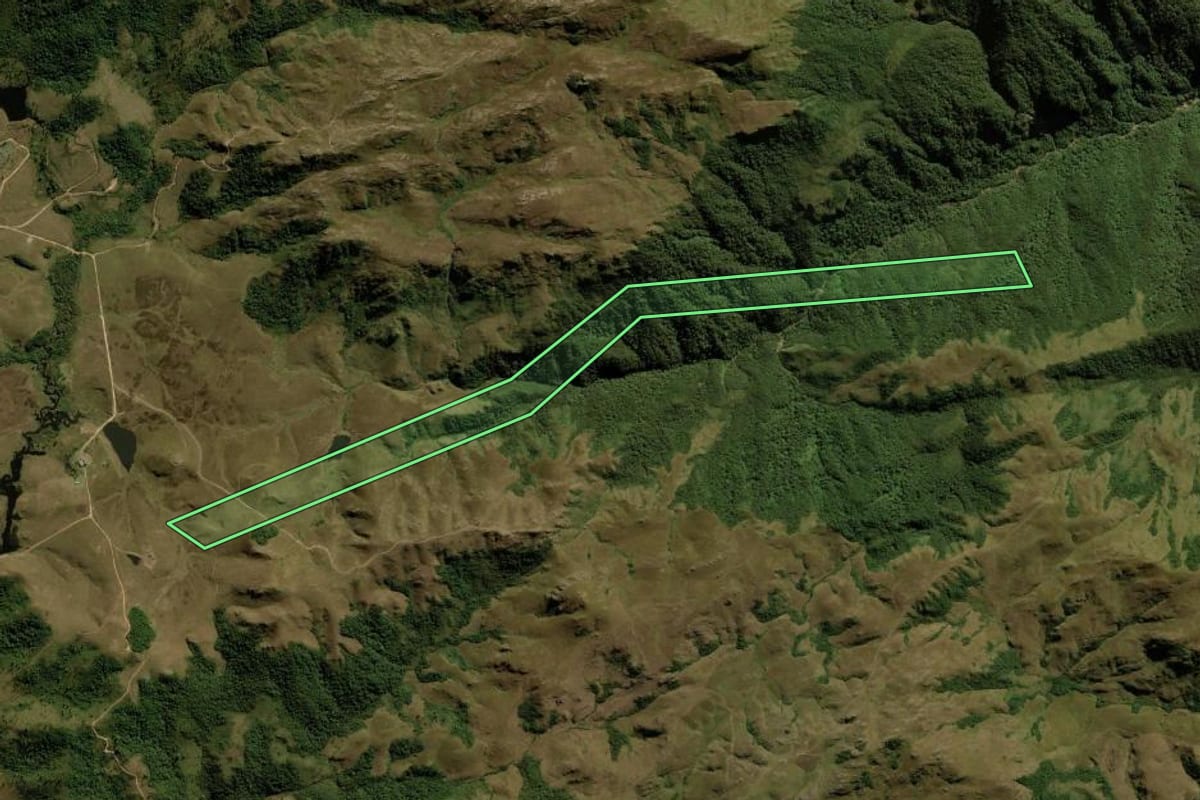 Imagem de satélite do imóvel rural em Garuva (SC), com o contorno declarado no CAR desenhado por cima.