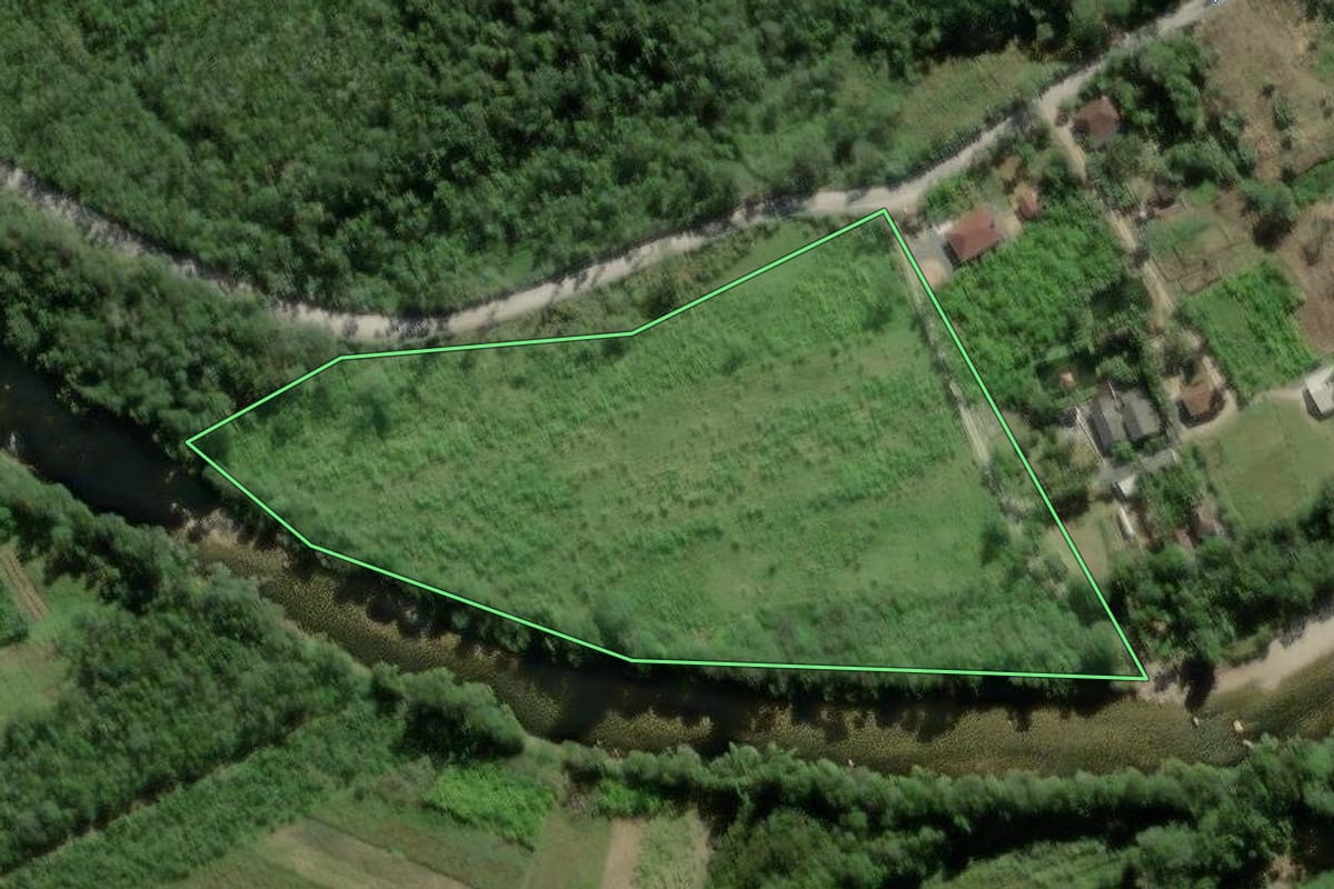 Imagem de satélite do imóvel rural em Garuva (SC), com o contorno declarado no CAR desenhado por cima.