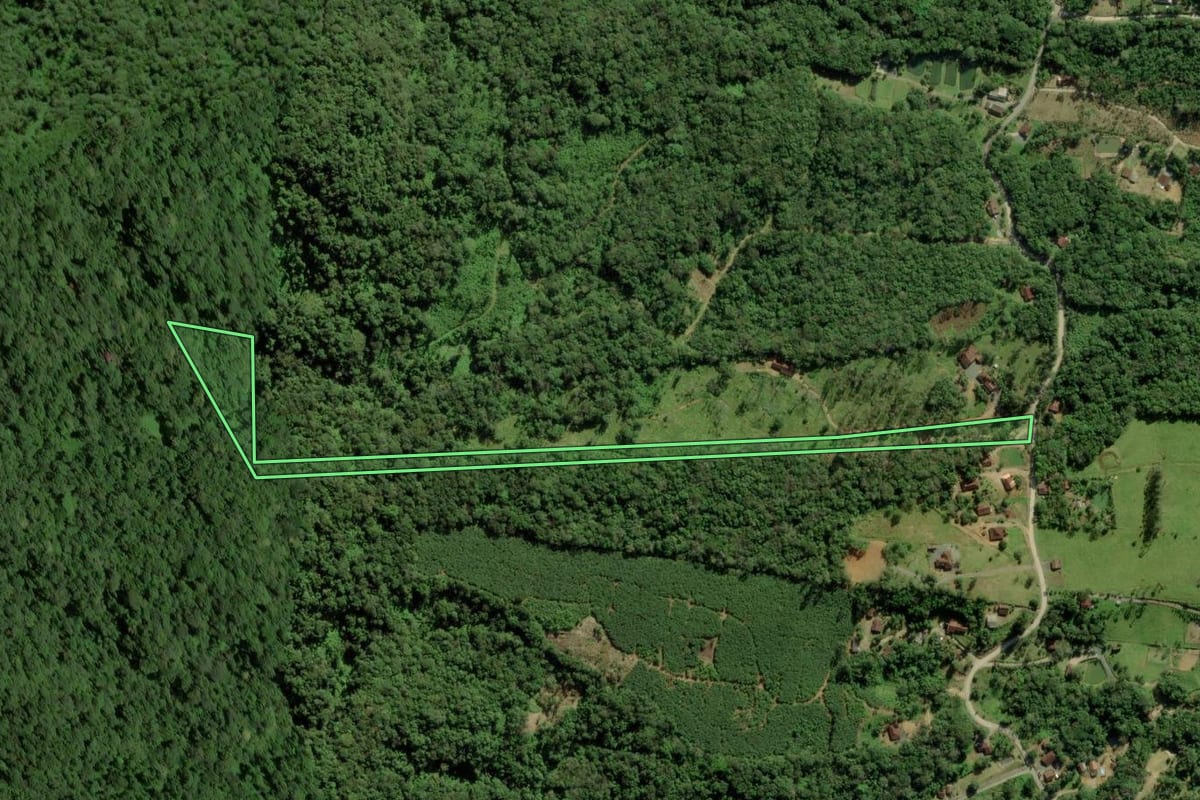 Imagem de satélite do imóvel rural em Garuva (SC), com o contorno declarado no CAR desenhado por cima.