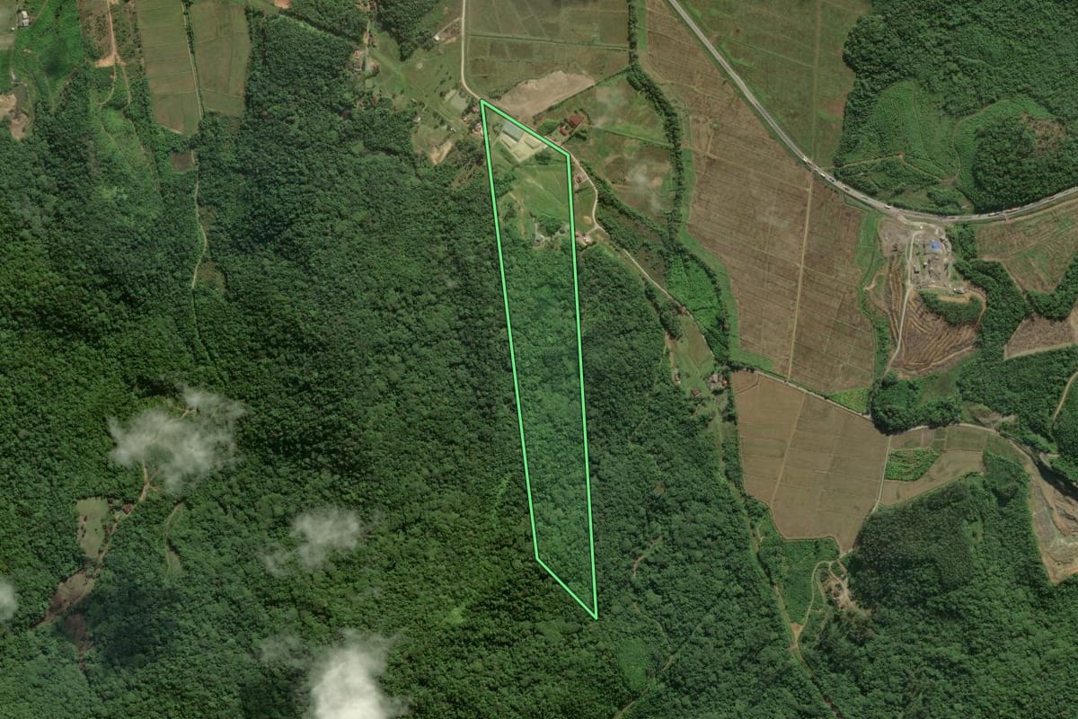 Imagem de satélite do imóvel rural em Garuva (SC), com o contorno declarado no CAR desenhado por cima.
