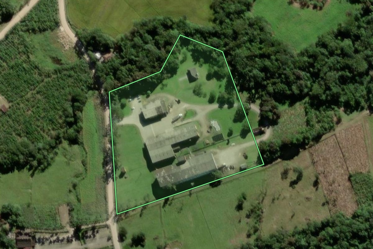 Imagem de satélite do imóvel rural em Garuva (SC), com o contorno declarado no CAR desenhado por cima.