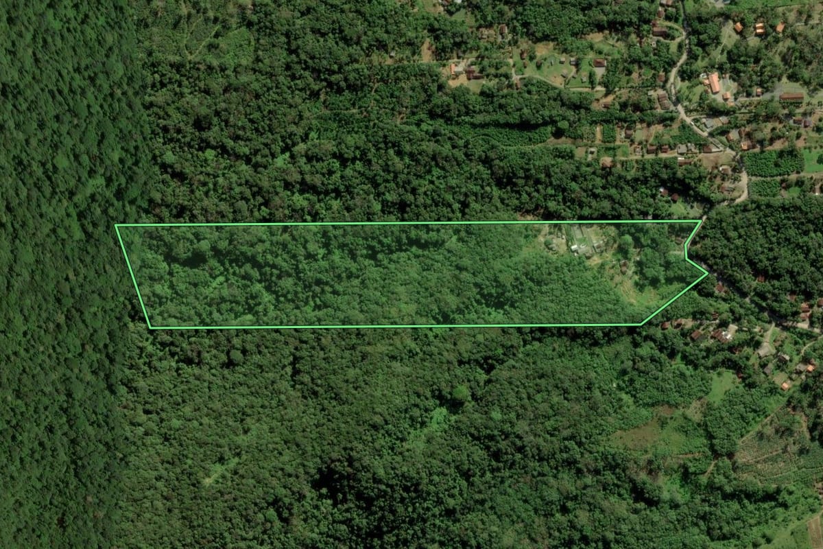 Imagem de satélite do imóvel rural em Garuva (SC), com o contorno declarado no CAR desenhado por cima.