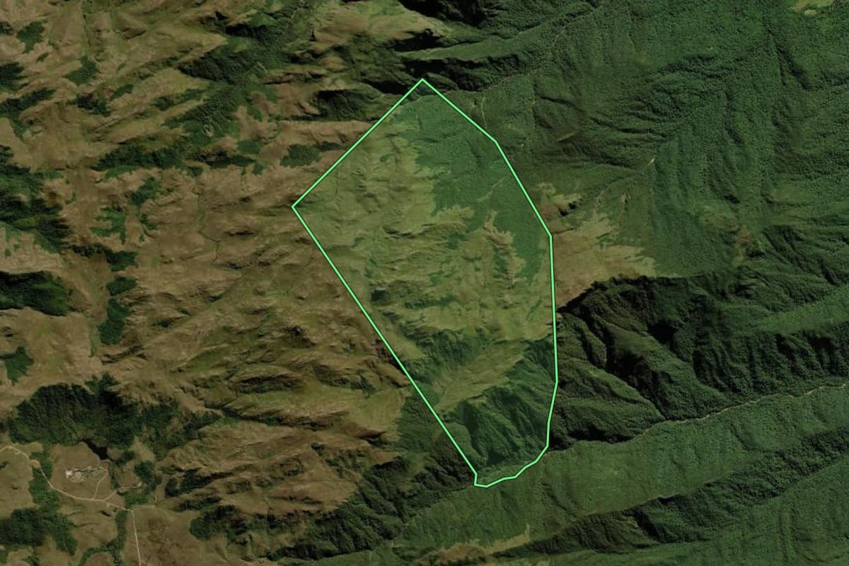 Imagem de satélite do imóvel rural em Garuva (SC), com o contorno declarado no CAR desenhado por cima.