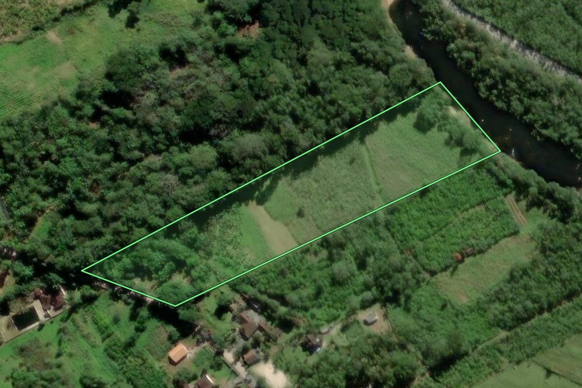 Imagem de satélite do imóvel rural em Garuva (SC), com o contorno declarado no CAR desenhado por cima.