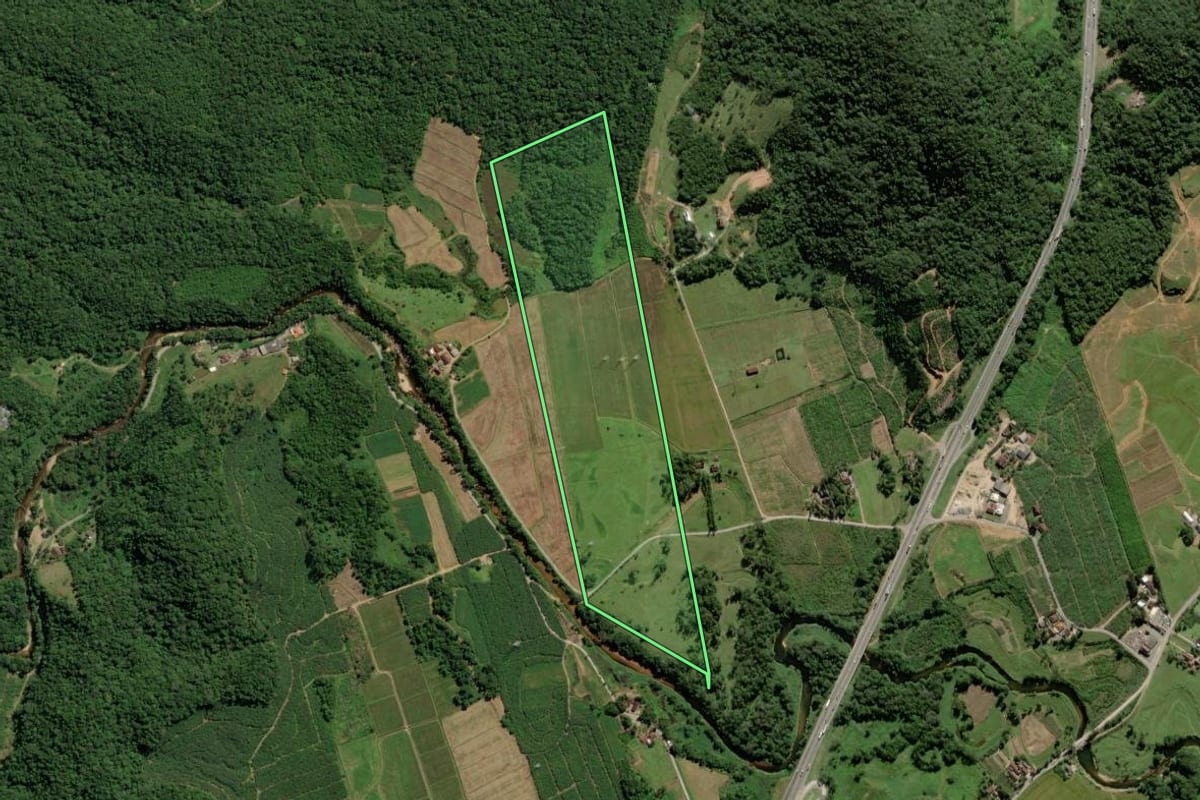 Imagem de satélite do imóvel rural em Garuva (SC), com o contorno declarado no CAR desenhado por cima.