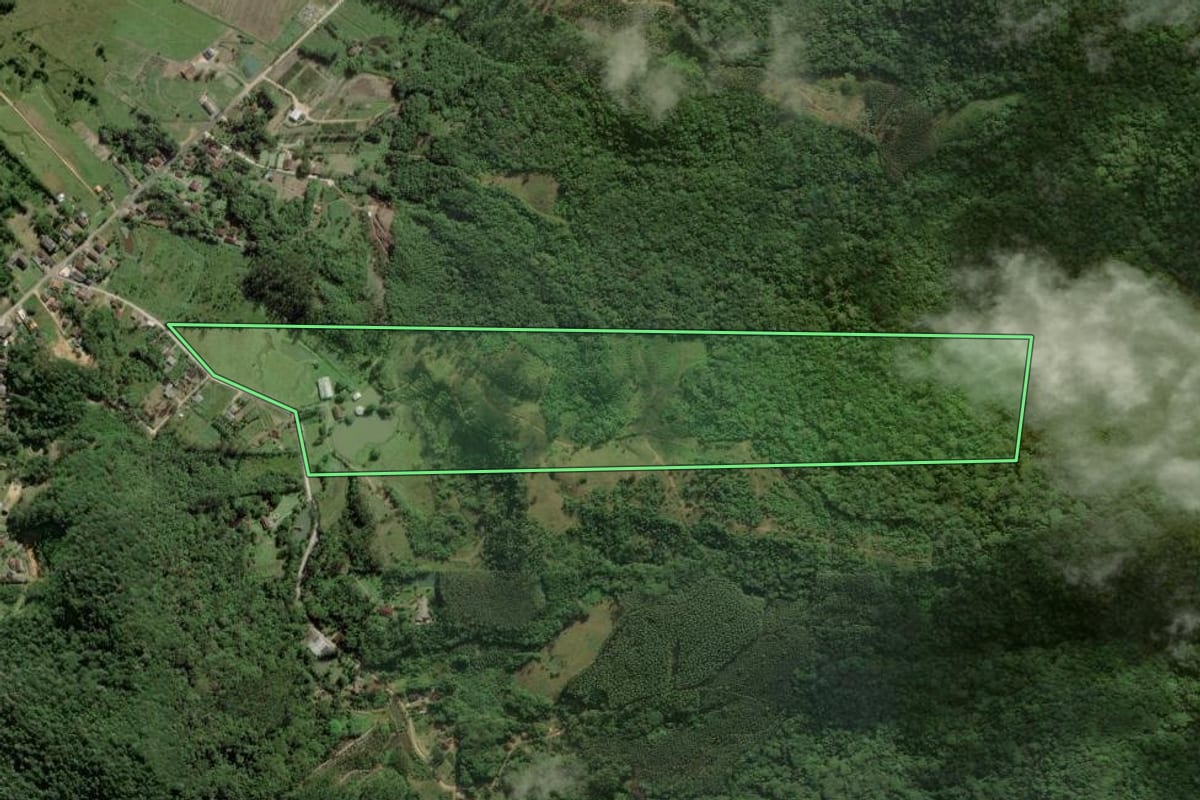Imagem de satélite do imóvel rural em Garuva (SC), com o contorno declarado no CAR desenhado por cima.
