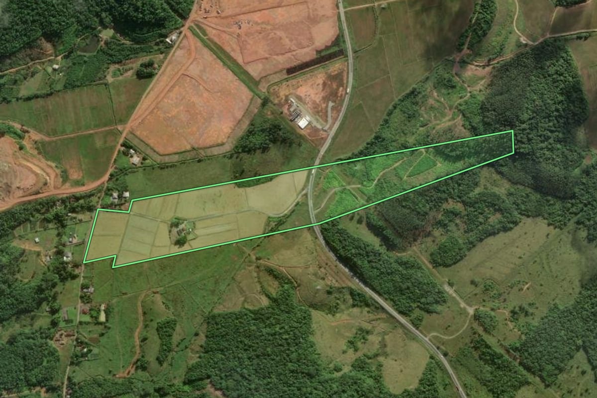 Imagem de satélite do imóvel rural em Garuva (SC), com o contorno declarado no CAR desenhado por cima.