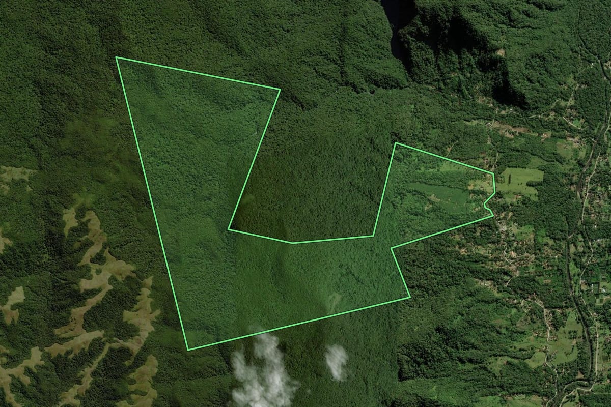 Imagem de satélite do imóvel rural em Garuva (SC), com o contorno declarado no CAR desenhado por cima.