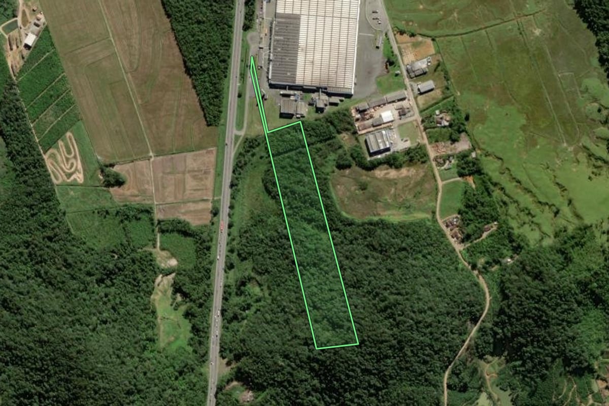 Imagem de satélite do imóvel rural em Garuva (SC), com o contorno declarado no CAR desenhado por cima.
