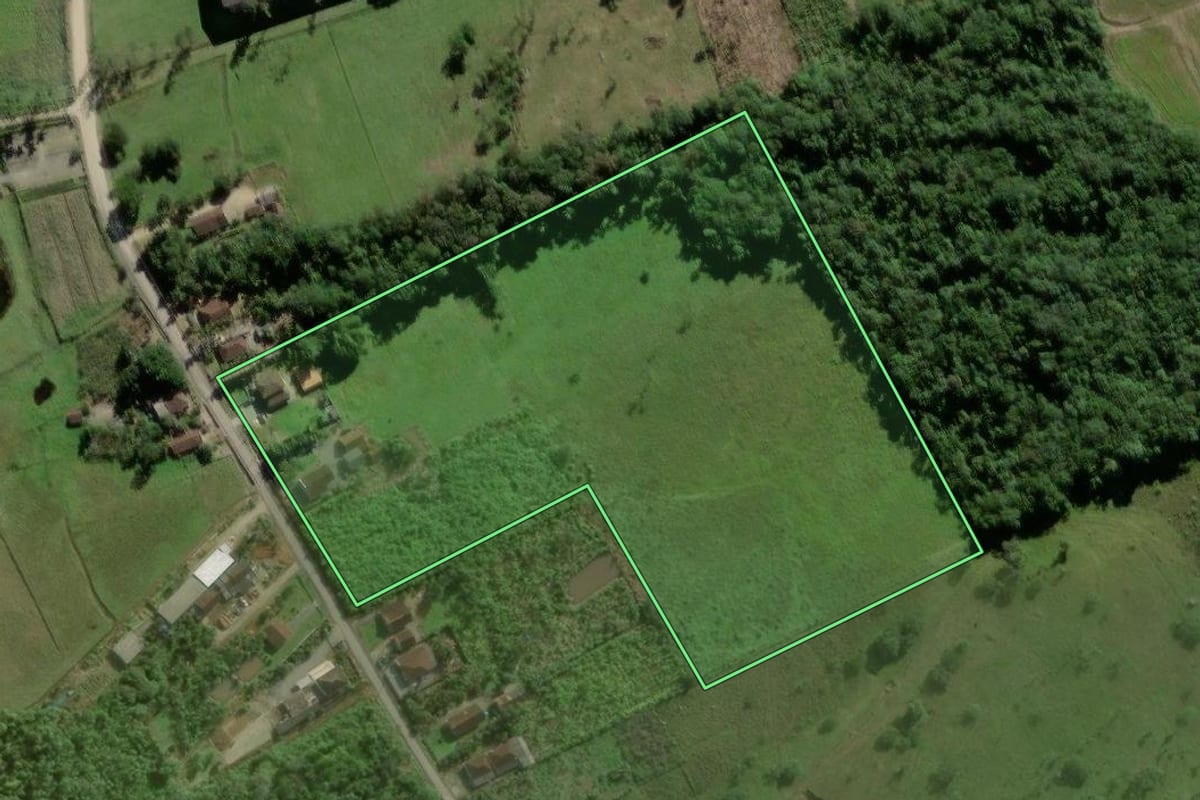 Imagem de satélite do imóvel rural em Garuva (SC), com o contorno declarado no CAR desenhado por cima.