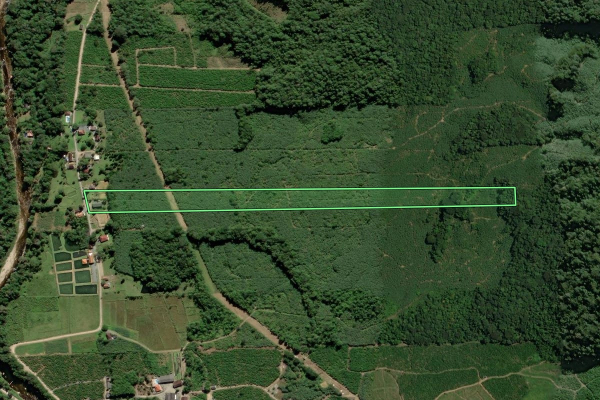 Imagem de satélite do imóvel rural em Garuva (SC), com o contorno declarado no CAR desenhado por cima.