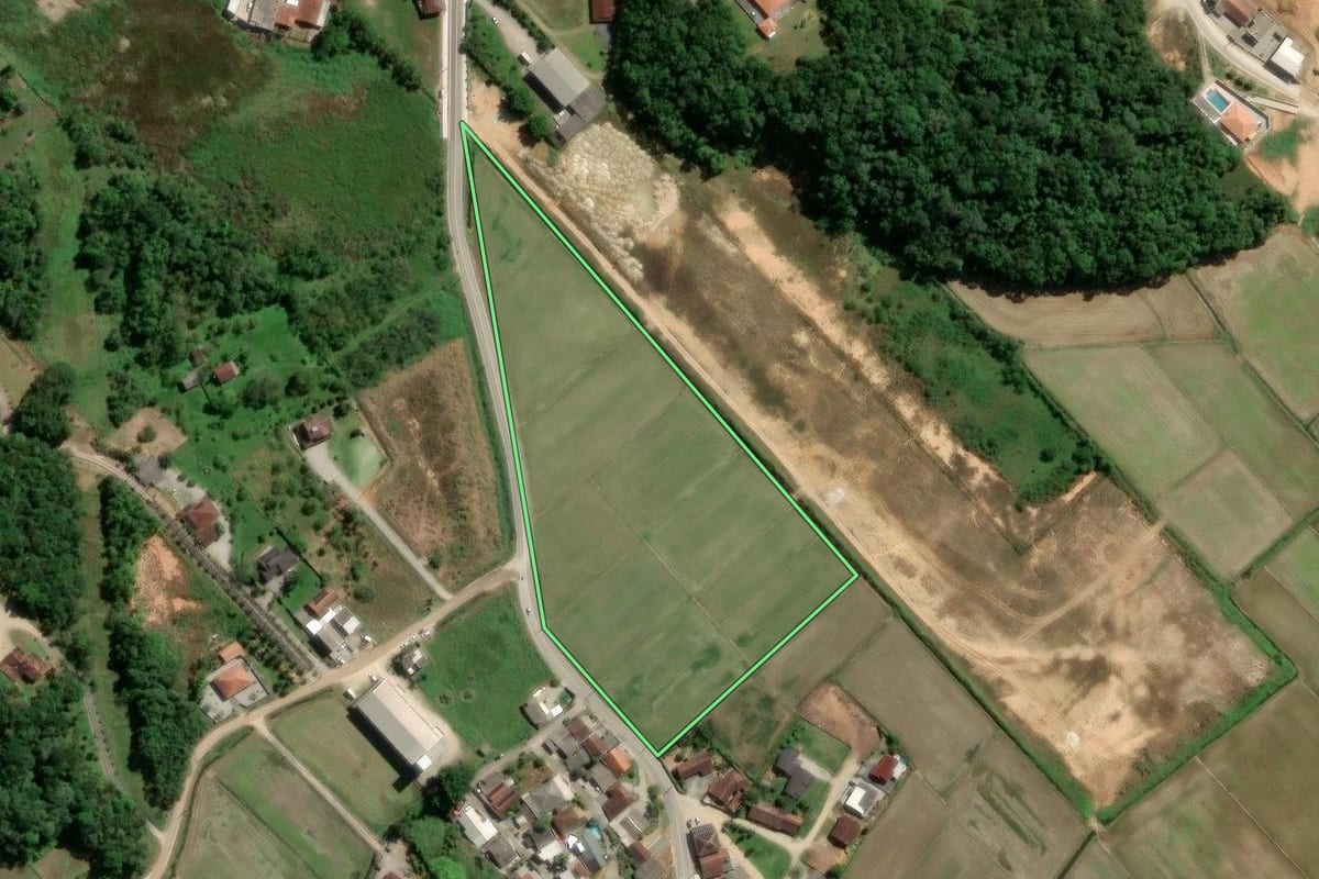 Imagem de satélite do imóvel rural em Gaspar (SC), com o contorno declarado no CAR desenhado por cima.