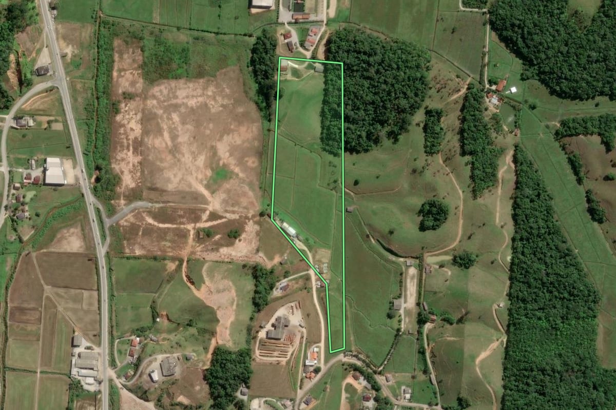 Imagem de satélite do imóvel rural em Gaspar (SC), com o contorno declarado no CAR desenhado por cima.
