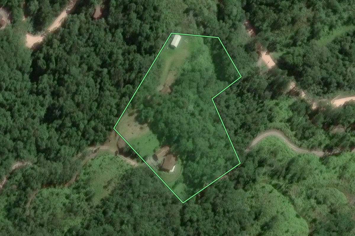 Imagem de satélite do imóvel rural em Gaspar (SC), com o contorno declarado no CAR desenhado por cima.