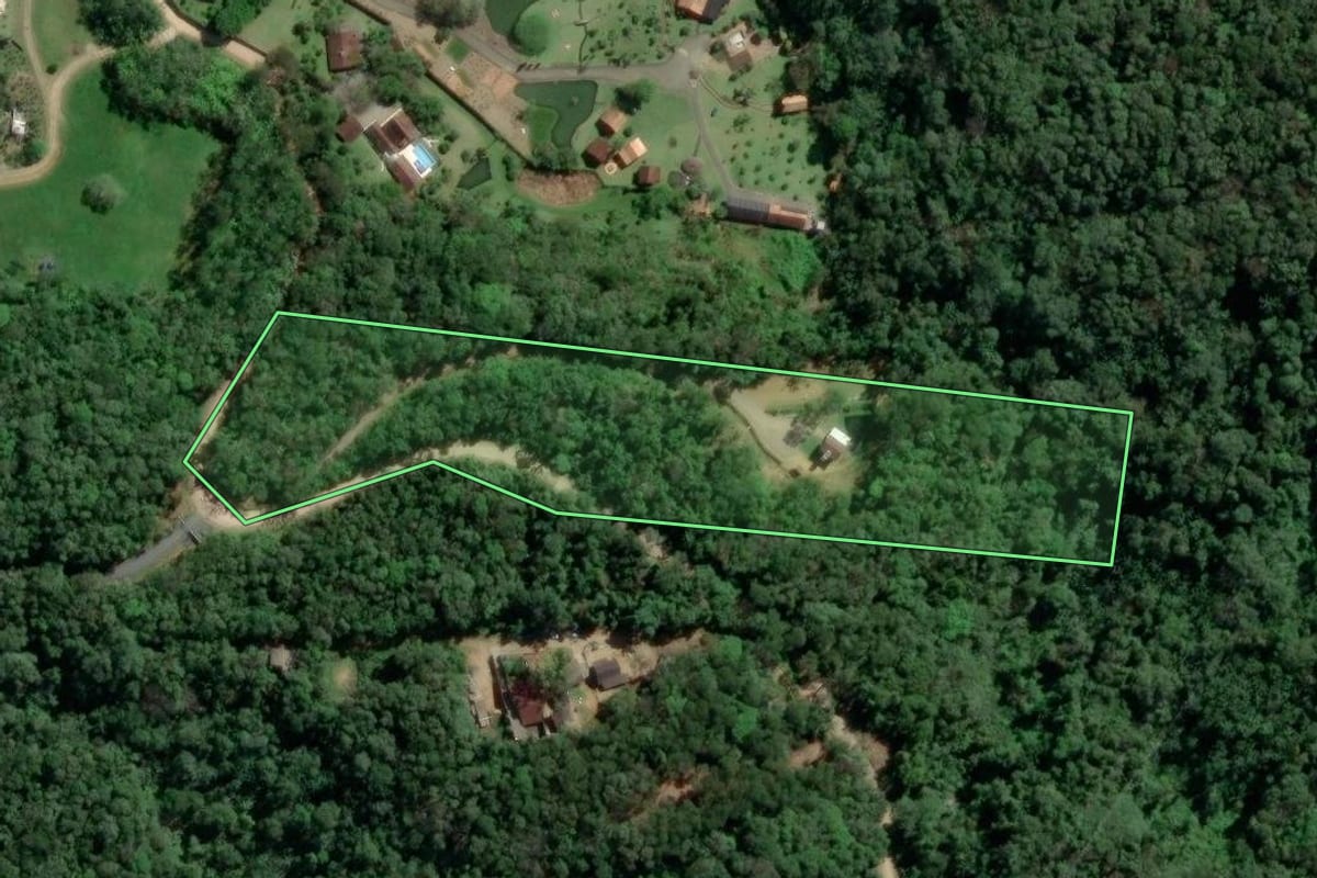 Imagem de satélite do imóvel rural em Gaspar (SC), com o contorno declarado no CAR desenhado por cima.