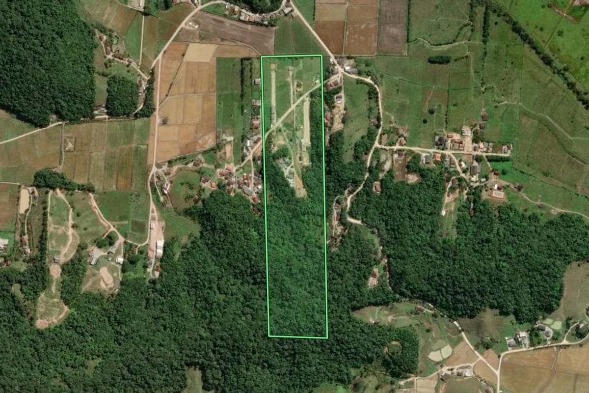 Imagem de satélite do imóvel rural em Gaspar (SC), com o contorno declarado no CAR desenhado por cima.