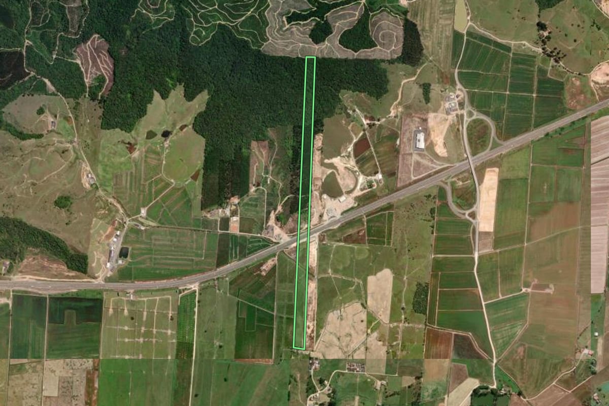 Imagem de satélite do imóvel rural em Gaspar (SC), com o contorno declarado no CAR desenhado por cima.