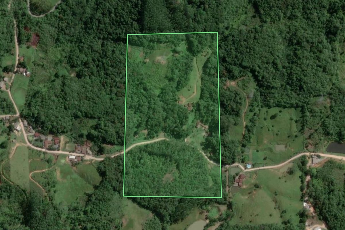 Imagem de satélite do imóvel rural em Gaspar (SC), com o contorno declarado no CAR desenhado por cima.